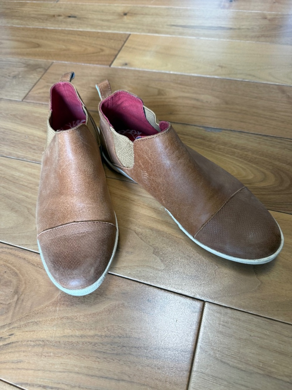 Olukai Pehuea Chelsea Slip-On Sneakers Tan Leather Women's Size 8.5 / EU 38.5
